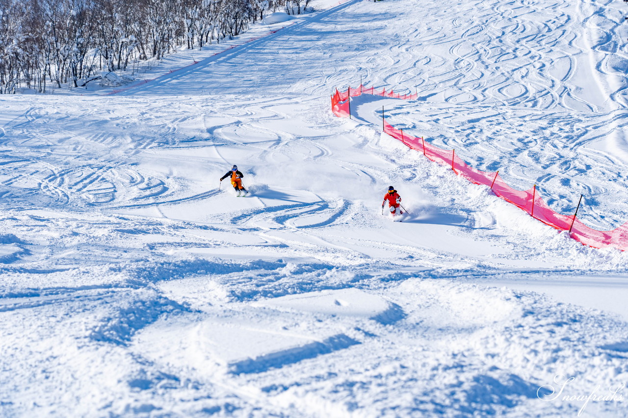 朝里川温泉スキー場　祝・積雪200cm到達。ふわふわのパウダースノーが降り積もったゲレンデを舞台に、女性スキーヤーチーム『TeamKP』成澤栞さんと秋山穂香さんが美しい滑りを披露！